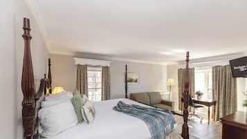 King Fireside Jetted Tub Suite | Desk, blackout drapes, iron/ironing board, free WiFi