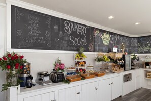 Free daily continental breakfast - Brandywine River Hotel (Chadds Ford)