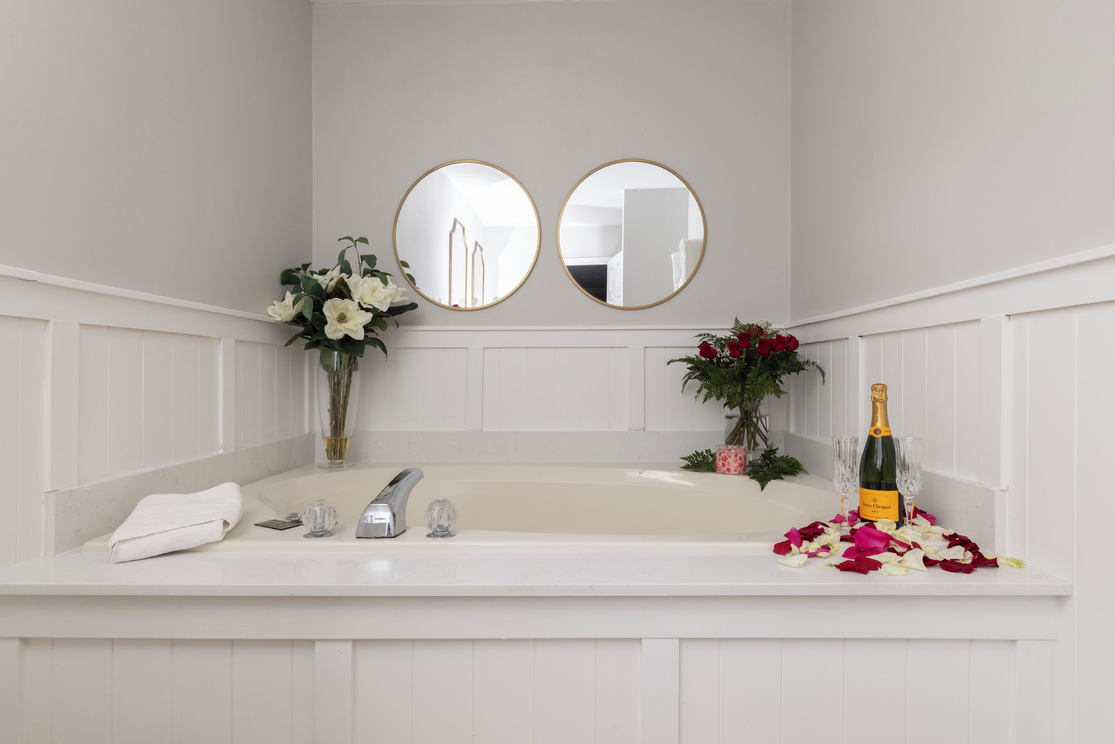 honeymoon suite | jetted bathtub