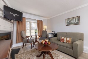 Queen Fireside, single person jetted tub | Living area