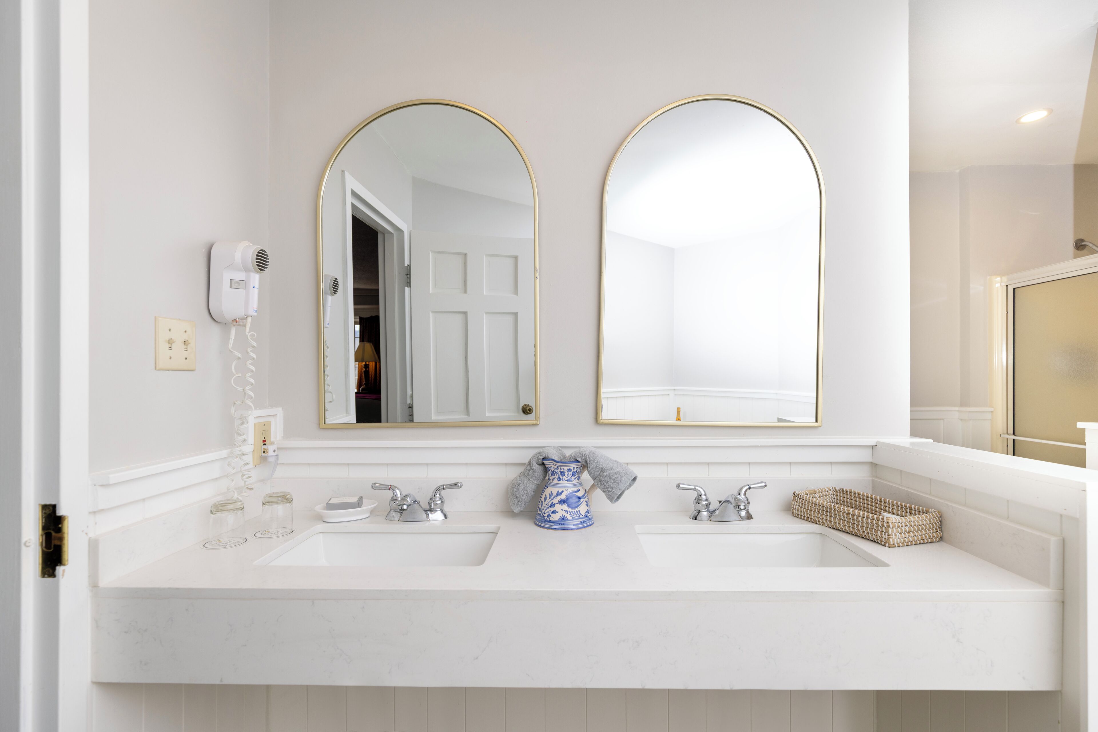 elite suite | bathroom | free toiletries, hair dryer, bathrobes, towels