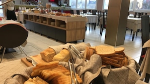 Een buffet met brood en diverse andere gerechten.