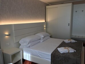 ตู้นิรภัยในห้องพัก, โต๊ะทำงาน, ห้องเก็บเสียง, เตารีด/โต๊ะรีดผ้า