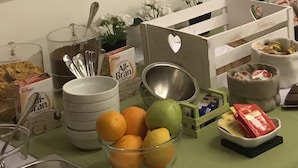 Una encimera de cocina con alimentos para el desayuno, una pizarra con la frase 'To Do' escrita y una postal en la pared.
