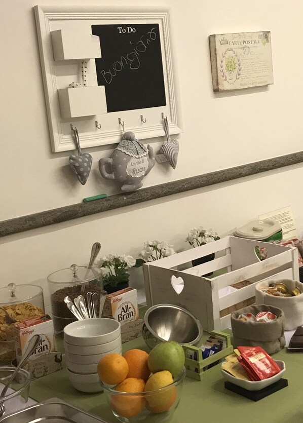 A kitchen counter with breakfast items, a chalkboard with 'To Do' written on it, and a postcard on the wall. - Hotel Villa Giulia (Ciampino)