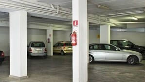 Un estacionamiento de varios niveles con varios coches estacionados.