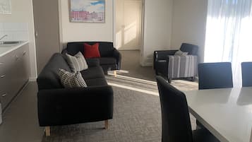 Apartamento, 3 quartos | Área de estar | TV 20 polegadas com canais digitais