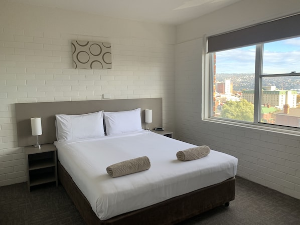 Departamento estándar, 2 habitaciones | Decoración personalizada, muebles diferentes y cortinas blackout 