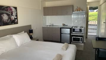 Premium Studio | Minibar, in-room safe, individually decorated, individually furnished