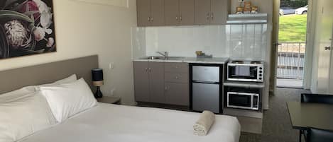 Premium Studio | Minibar, in-room safe, individually decorated, individually furnished