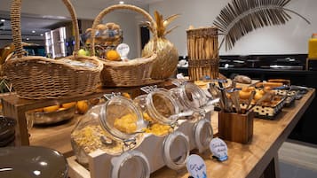 Desayuno buffet (EUR 13.90 por persona)