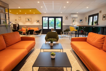Bar (on property). Campanile Narbonne