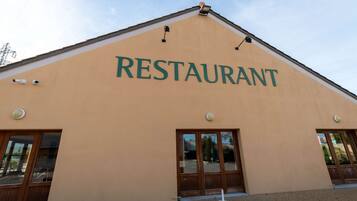 Ze serveren er ontbijt, lunch en diner