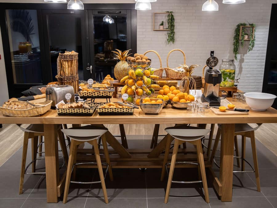 Café da manhã com buffet todos os dias (EUR 13.90 por pessoa)