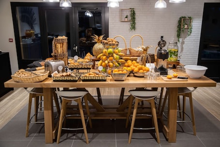 Daily buffet breakfast (EUR 13.90 per person). Campanile Narbonne