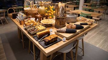 Petit déjeuner buffet (13.90 EUR par personne)