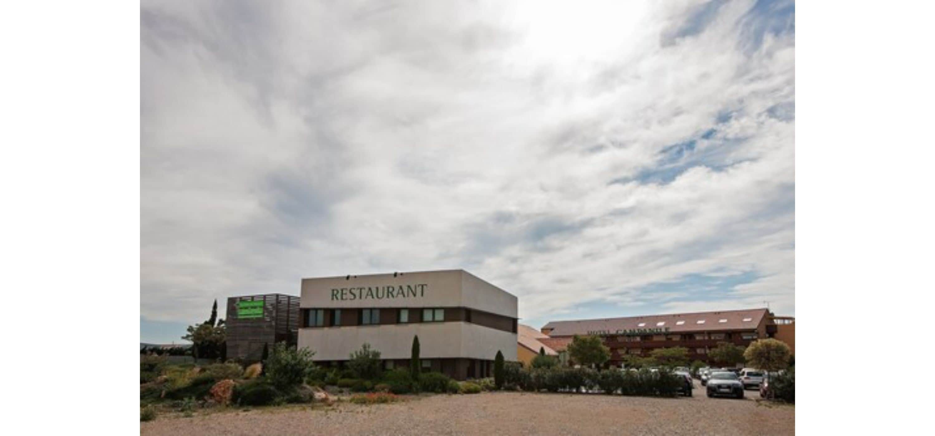 Een modern gebouw met een bord waarop 'RESTAURANT' staat.