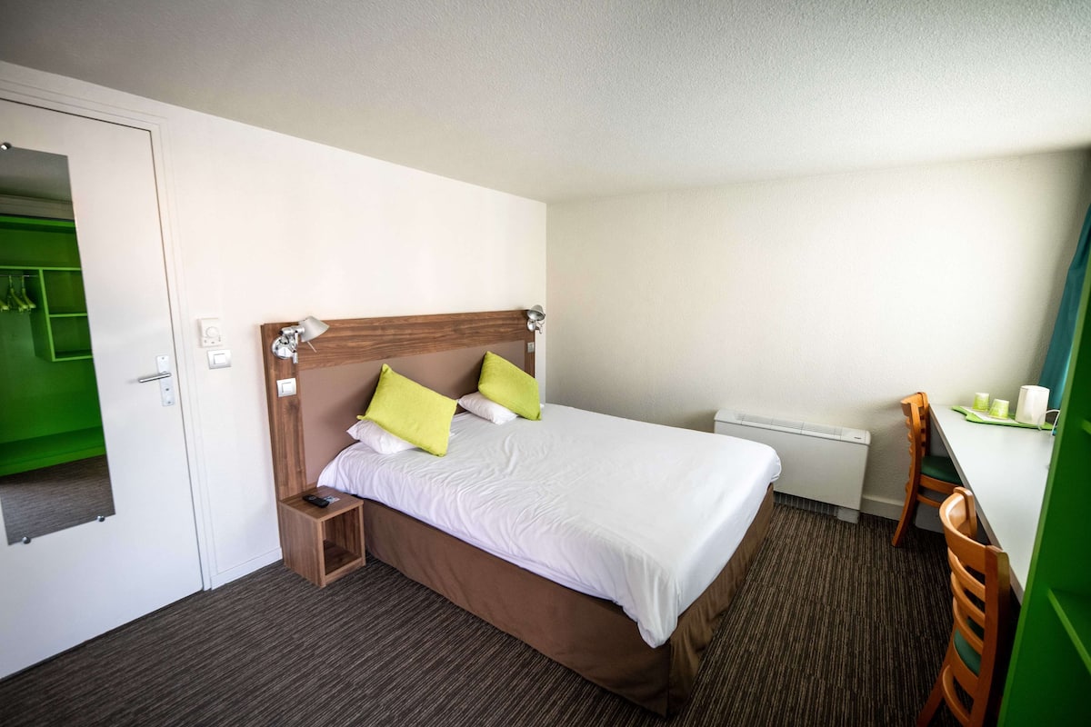 Rom – standard, flere senger | Skrivebord, blendingsgardiner, lydisolert og strykejern/-brett