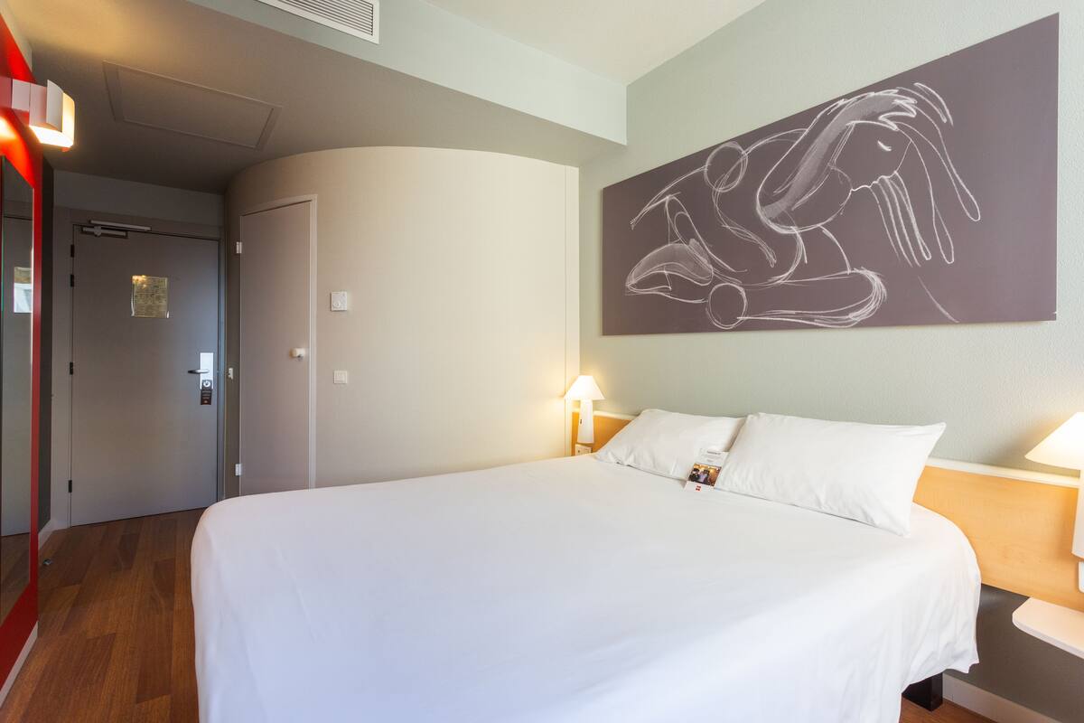 standard room, 1 double bed | desk, soundproofing, iron/ironing board, cots/infant beds