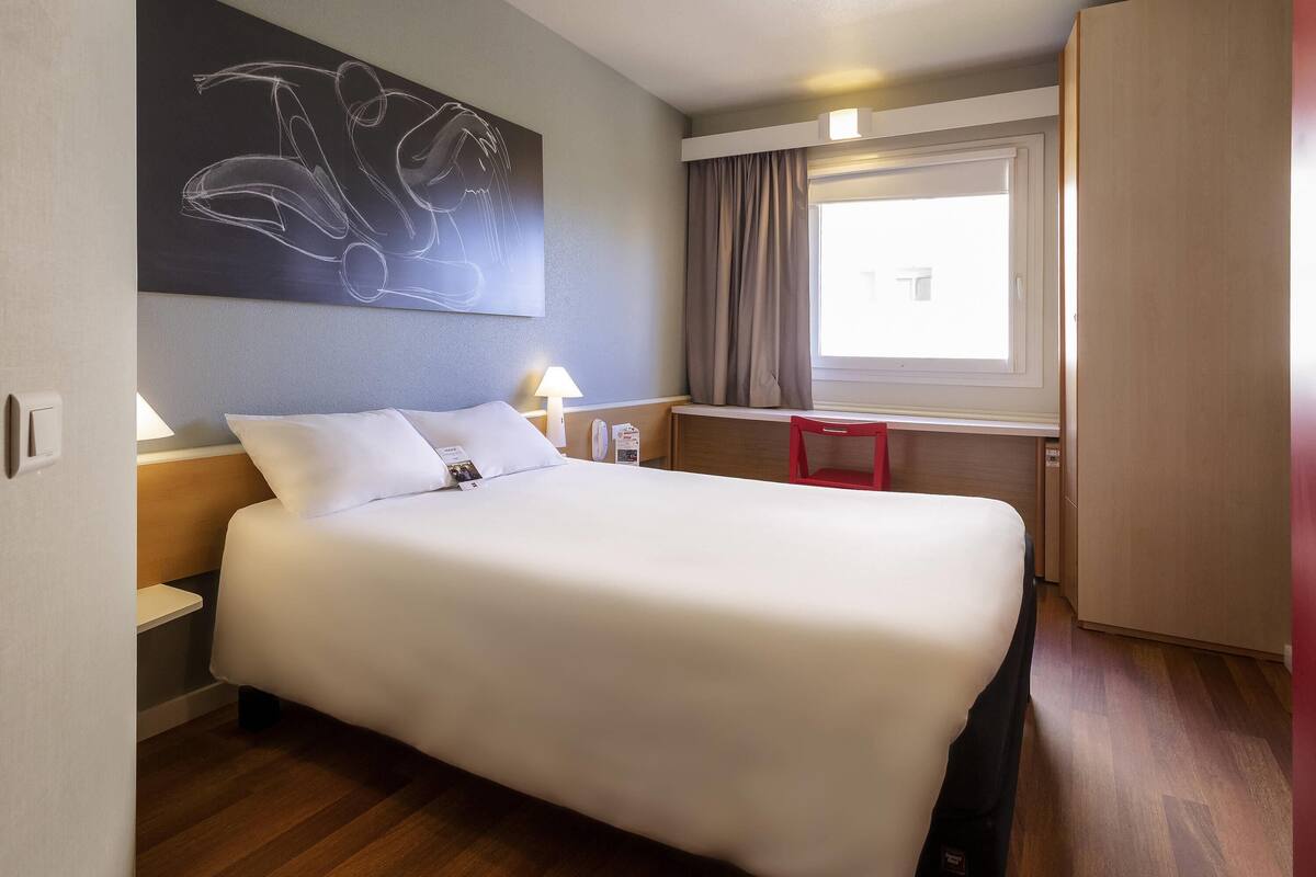 standard room, 1 double bed | desk, soundproofing, iron/ironing board, cots/infant beds