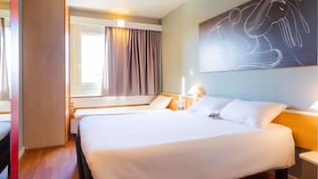 Standaard kamer, meerdere bedden | Een bureau, geluiddichte muren, een strijkplank/strijkijzer, babybedden