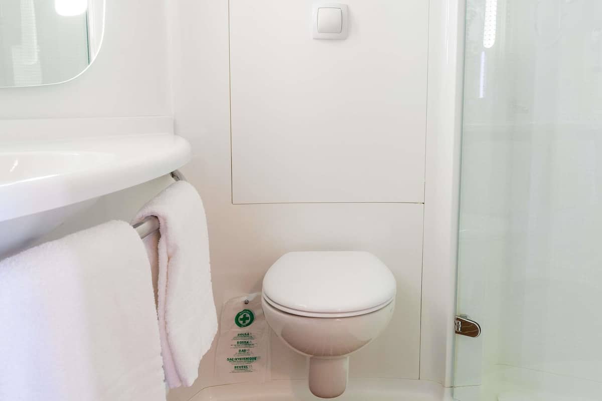 Habitación estándar, varias camas | Escritorio, insonorización, tabla de planchar con plancha y cunas