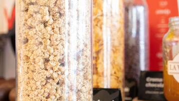 Barras de granola exhibidas en un recipiente transparente.