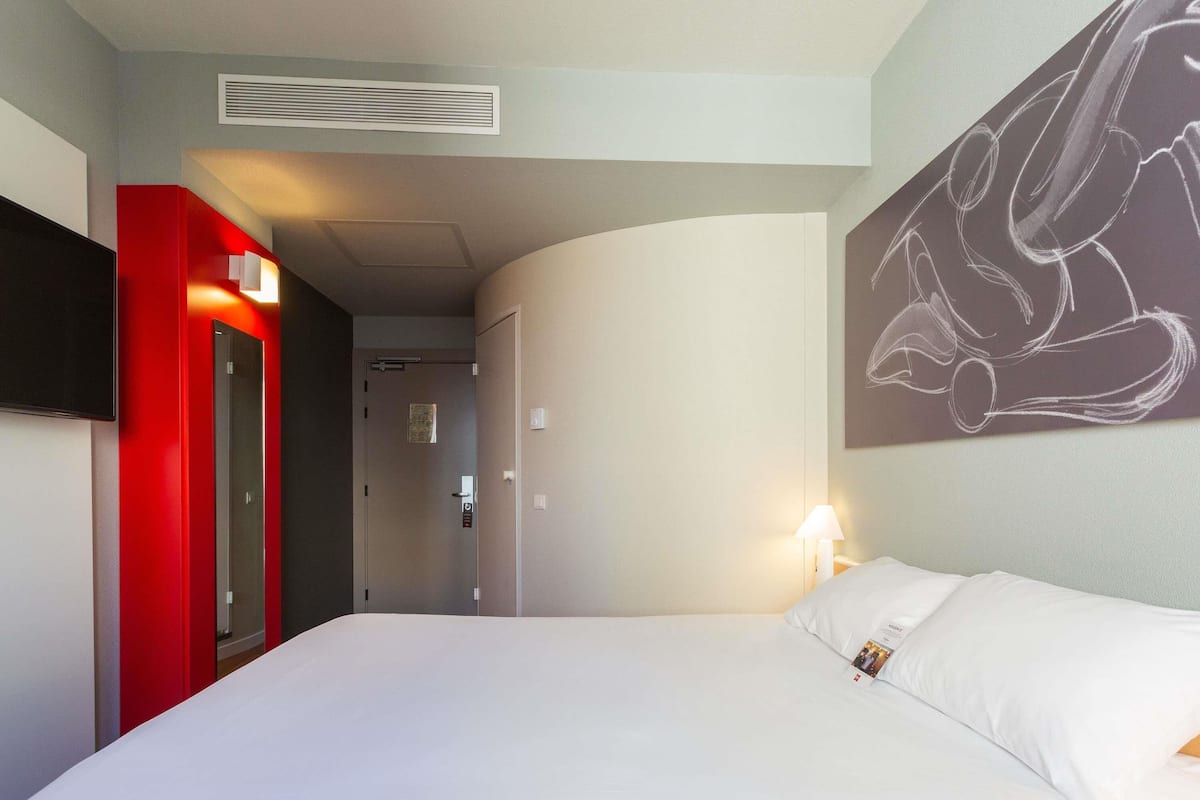 Standard Room, 1 Double Bed | Desk, soundproofing, iron/ironing board, cribs/infant beds