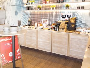 每日供應自助早餐 (每人 EUR9.95)