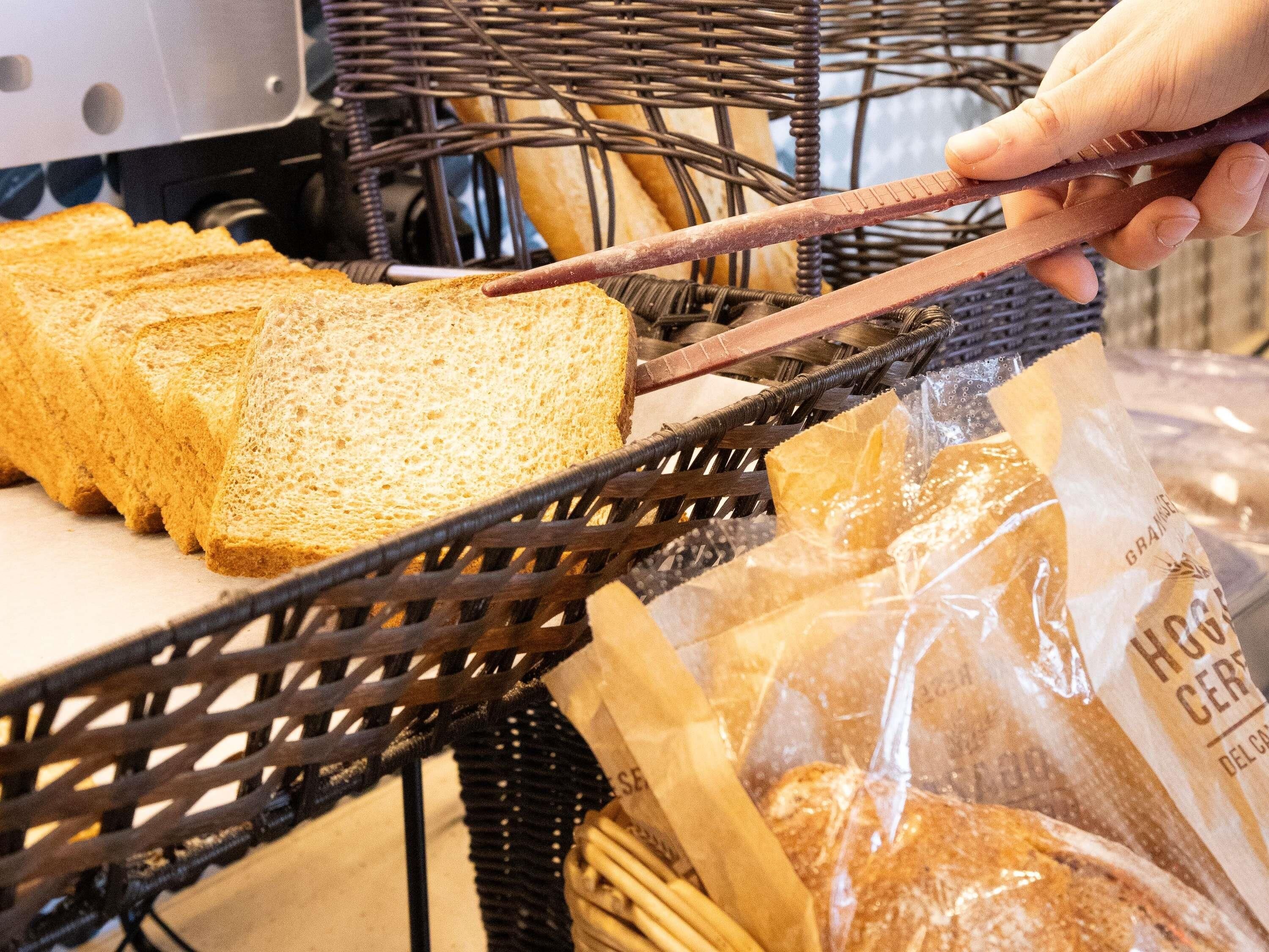 Una cesta con pan rebanado y una bolsa de plástico para pan.
