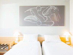 Desk, soundproofing, iron/ironing board, cots/infant beds - Hotel ibis Elche (Elche)
