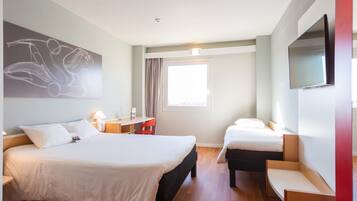 Habitació estàndard, diversos llits | Escriptori, habitacions insonoritzades i planxa i posts de planxar