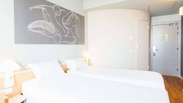 Habitación estándar, 2 camas individuales | Escritorio, sistema de insonorización, tabla de planchar con plancha