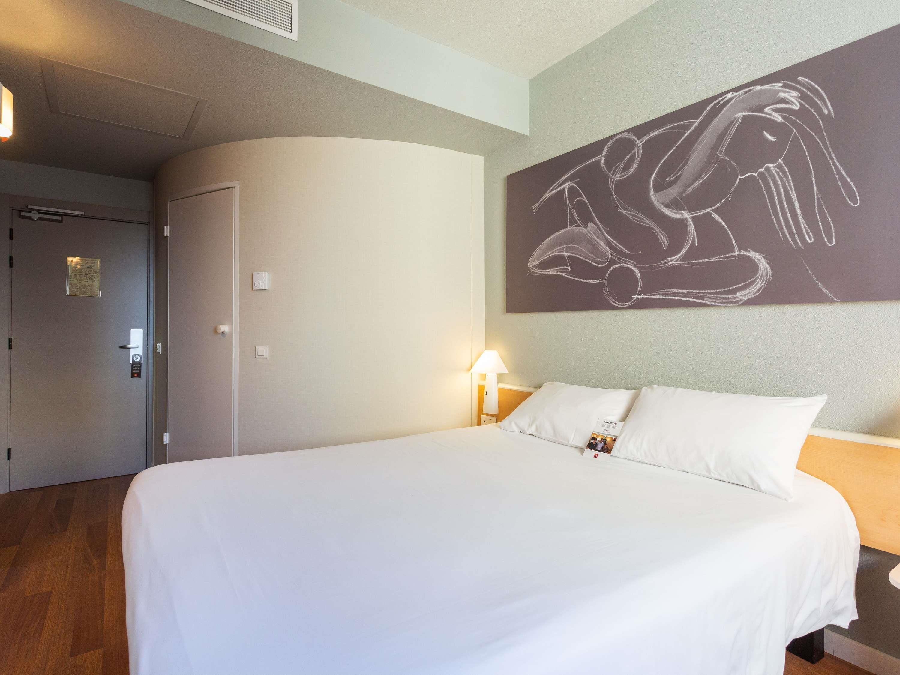 مكتب وتجهيزات عازلة للصوت ومكواة/لوح كي وأسرّة أطفال/رضّع