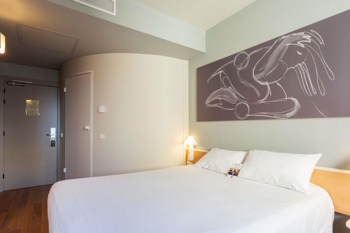 Habitación estándar, 1 cama matrimonial | Escritorio, insonorización, tabla de planchar con plancha y cunas