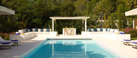 2 piscines extérieures, chaises longues