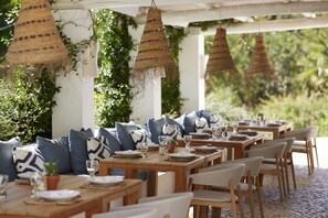 2 restaurantes: opção de almoço e jantar