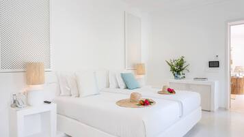 Villa, 3 Bedrooms, Private Pool, Garden View (Indigo) | Item bar mini percuma, peti besi dalam bilik, langsir/tirai gelap terus