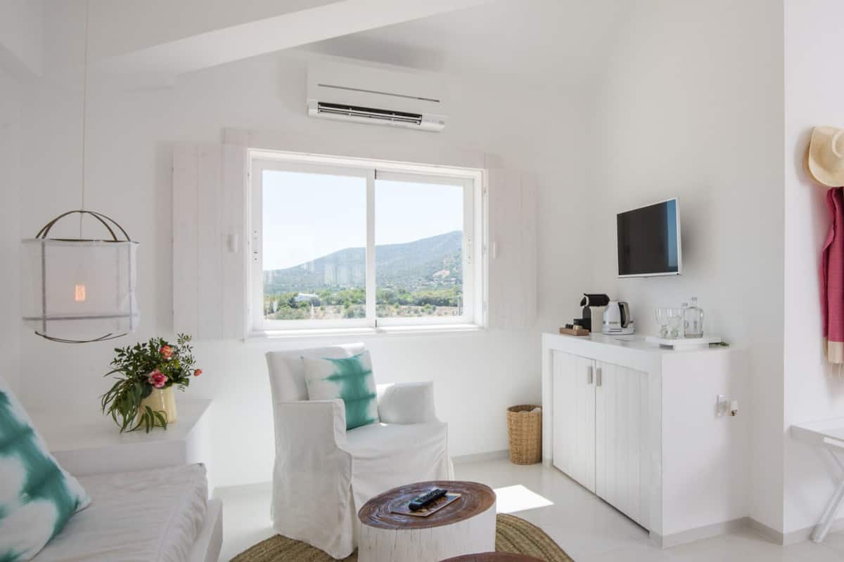 Junior Suite | Living area | Flat-screen TV