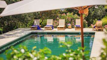 2 outdoor pools, pool loungers