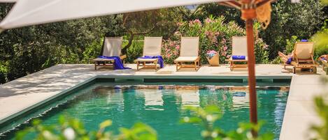 2 piscines extérieures, chaises longues