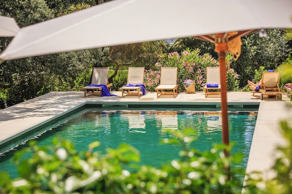 2 outdoor pools, sun loungers