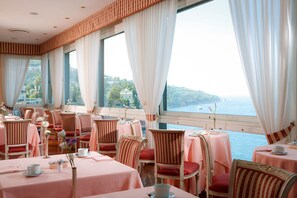 2 restaurants, breakfast served - Imperial Hotel Tramontano (Sorrento)