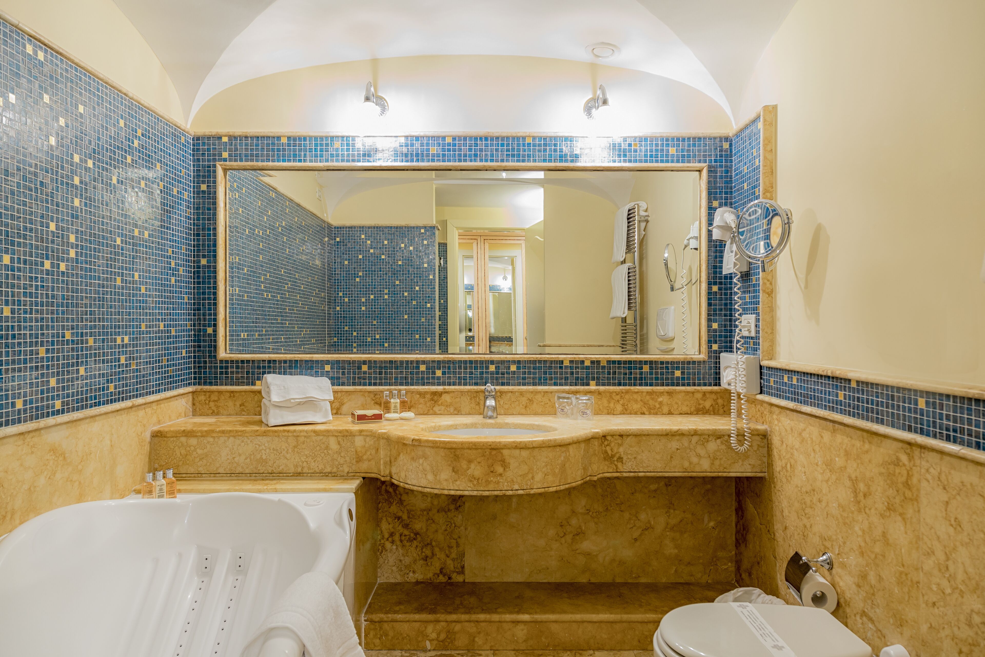 deluxe suite, sea view | bathroom | combined shower/bathtub, free toiletries, hair dryer, slippers