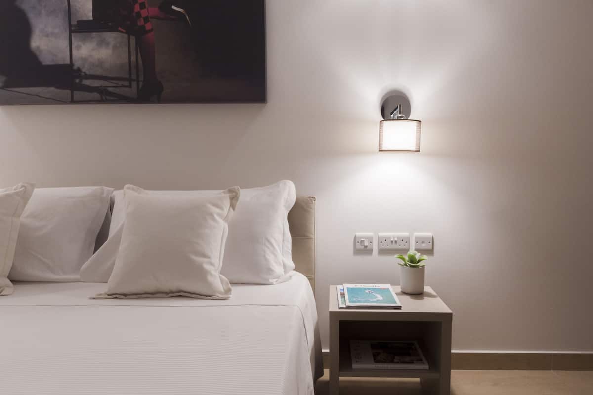 Een bureau, een laptopwerkplek, gratis wifi, beddengoed