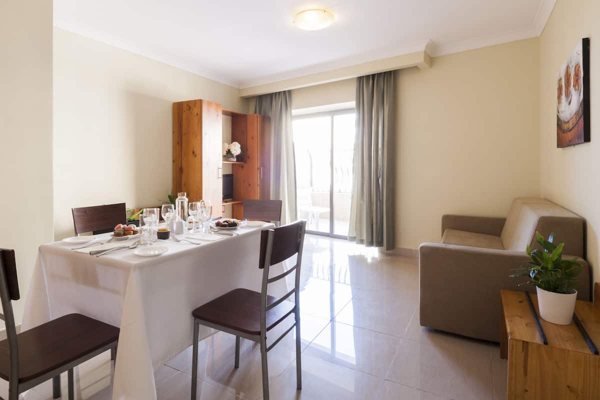 Familie suite | Een bureau, een laptopwerkplek, gratis wifi, beddengoed