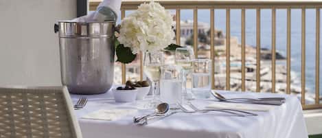 Petit déjeuner et dîner servis sur place