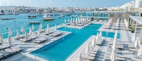 Piscina coberta, piscina a l'aire lliure de temporada i para-sols