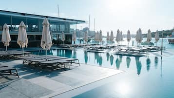 Innenpool, Außenpool (je nach Saison geöffnet), Sonnenschirme