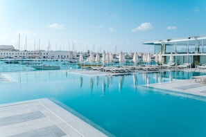 Alberca techada y alberca al aire libre por temporada